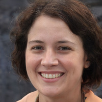 Portrait photo of Denise Hynes